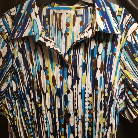 Short sleeve button down blouse - Picture 2 of 3